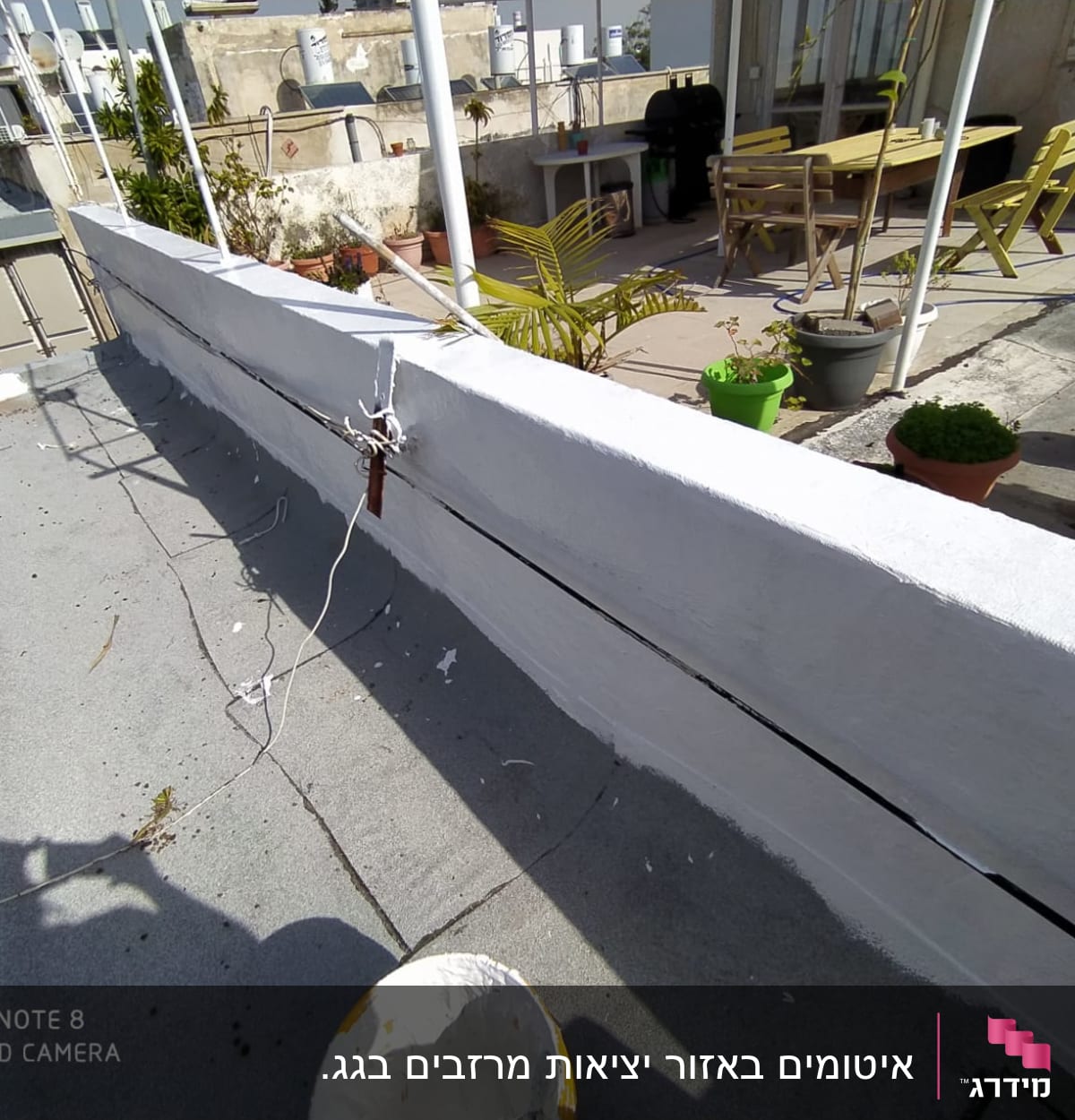 קיר אטום בצבע לבן עם חוטים מחוברים